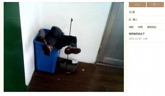 Em nhỏ này bị ném vào thùng rác