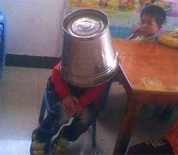 Một em nhỏ khác bị úp xô nước lên đầu