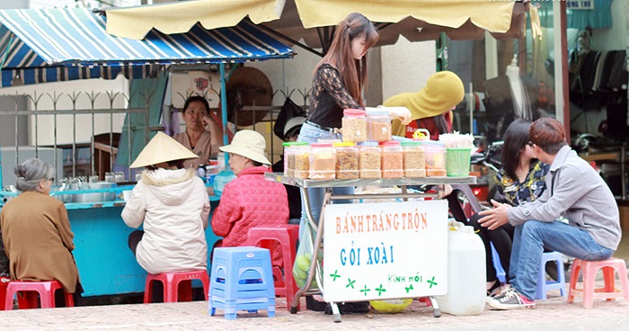 Sau khi được cộng đồng mạng chia sẻ ảnh chóng mặt, quán của cô gái 9x này hút thêm nhiều khách trẻ. Vì thường ngày khách hàng ruột của quán là học sinh và người dân quanh khu vực Trường THCS & THPT Tây Sơn.