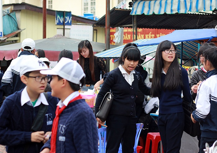Cô bán hàng xinh đẹp này tên là Lưu Hoài Bảo Chi (19 tuổi). Chi bán hàng cùng mẹ ruột và đã có gia đình với 1 bé trai 20 tháng tuổi.