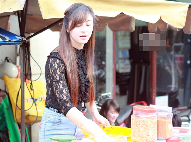 Chồng cô cũng làm lao động bình thường và thường phụ vợ và mẹ vợ chuẩn bị đồ bán hàng