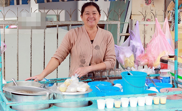 Mẹ Chi - bà Anh (năm nay 47 tuổi) rất cởi mở và mến khách 