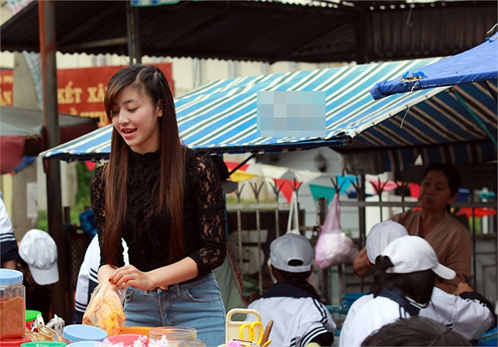 Chi thường bán bánh tráng từ 2h đến 4h chiều, sau đó mẹ cô mang sữa đậu lên bán cùng. 