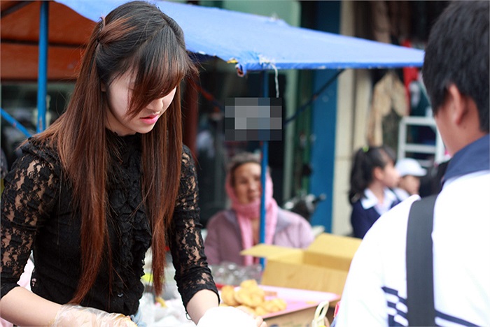 Cô và mẹ thường dọn hàng sau 11h đêm. Sáng hôm sau cô lại dậy sớm chuẩn bị đồ hàng, lo bữa ăn cho con để chiều tiếp tục trở hàng ra bán. 