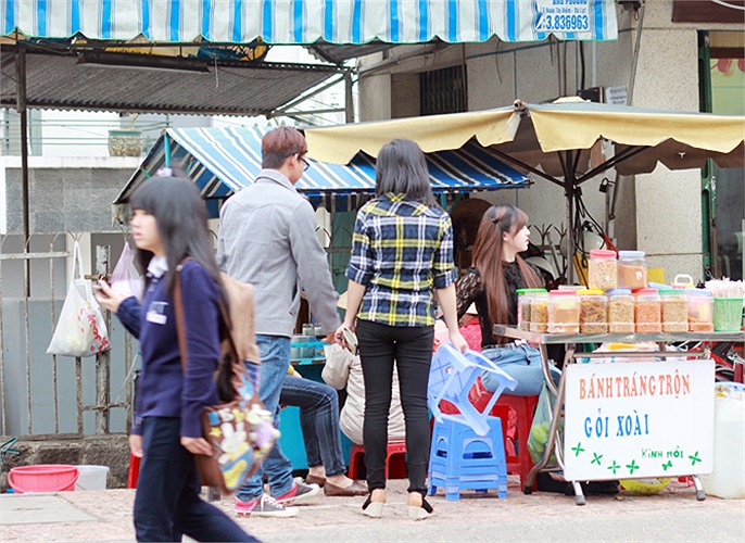 Bảo Chi học hết lớp 9 thì nghỉ rồi đi học làm tóc ở Đà Lạt, Nha Trang nhưng cảm thấy không hợp nên Chi bỏ nghề tóc về phụ mẹ bán sữa đậu ở Đà Lạt.