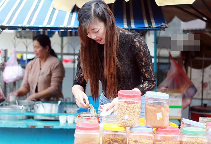 Vợ chồng cô hiện tại đang ở cùng bố mẹ đẻ. 