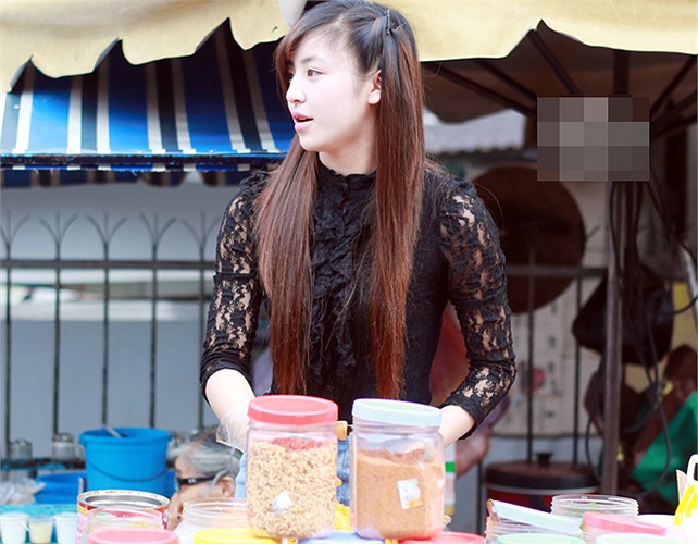 Bảo Chi khoe: Bé nhà mình nghịch lắm. Nhiều hôm chuẩn bị xong hết đồ để đi bán thì con nghịch hỏng hết trơn luôn đành phải bỏ đi chuẩn bị lại hết. 