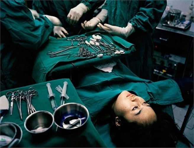 Một phụ nữ tìm tới phẫu thuật thẩm mỹ