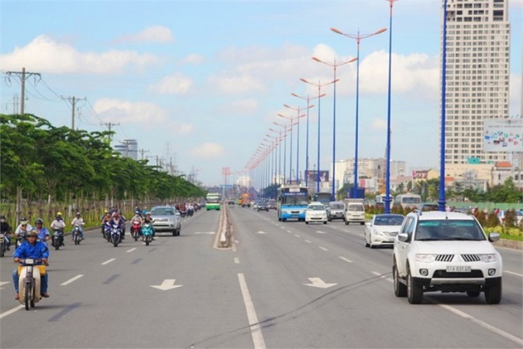 Đoạn xa lộ này có 6 làn xe dành cho ô tô, 2 làn xe dành cho xe máy và xe buýt lưu thông. Mặt đường đẹp và hệ thống đèn cao áp được thiết kế bắt mắt.