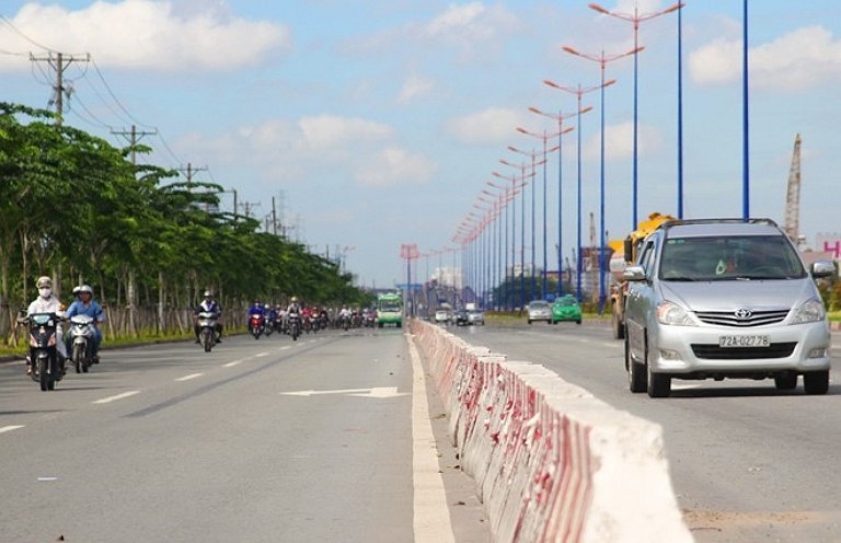 Dải phân cách trên Xa lộ Hà Nội đảm bảo an toàn cho làn xe máy lưu thông.