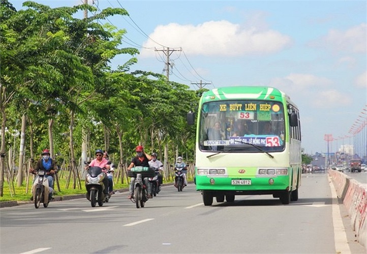 Phần đường dành cho xe máy và xe buýt rộng rãi.