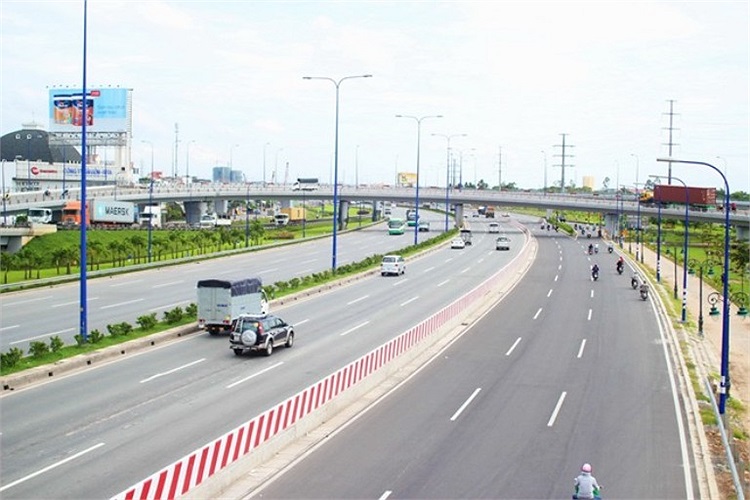 Các phương tiện giao thông chạy qua 3 cầu vượt của nút giao thông Cát Lái. 