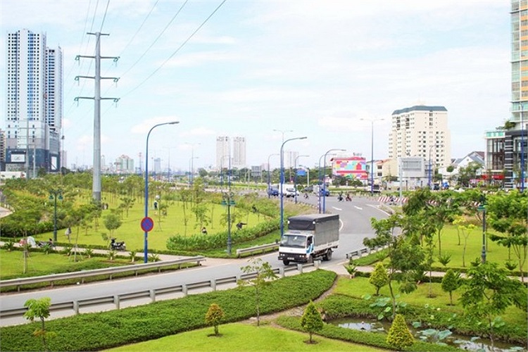 Khu vực nút giao thông Cát Lái được đầu tư không gian đẹp với nhiều cây xanh, mặt cỏ. 