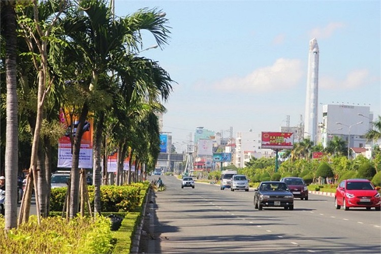 Nhiều cây xanh được trồng các trên dải phân cách của con đường này. 