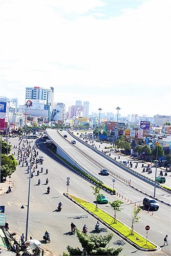 Cầu vượt Ngã tư Hàng Xanh được đưa vào sử dụng cuối năm 2012 nhằm giải quyết ùn tắc tại nút giao thông quan trong này, tạo sự thông suốt cho đường Điện Biên Phủ kéo dài đến chân cầu Sài Gòn. 