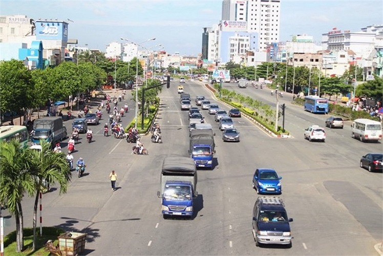 Đường Điện Biên Phủ đoạn từ cầu vượt Hàng Xanh tới cầu Sài Gòn.