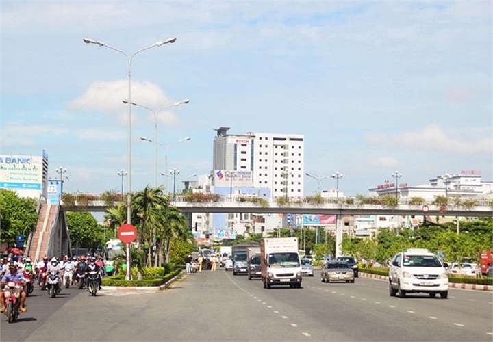 Cầu vượt dành cho người đi bộ trên đường Điện Biên Phủ. 