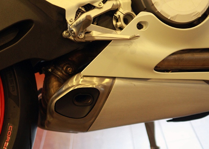 Trọng lượng của 899 Panigale nặng hơn 1199 Panigale bởi những bộ phận như vỏ ly hợp, các-te chứa dầu, đầu xi-lanh được làm từ nhôm chứ không phải magiê như đàn anh.