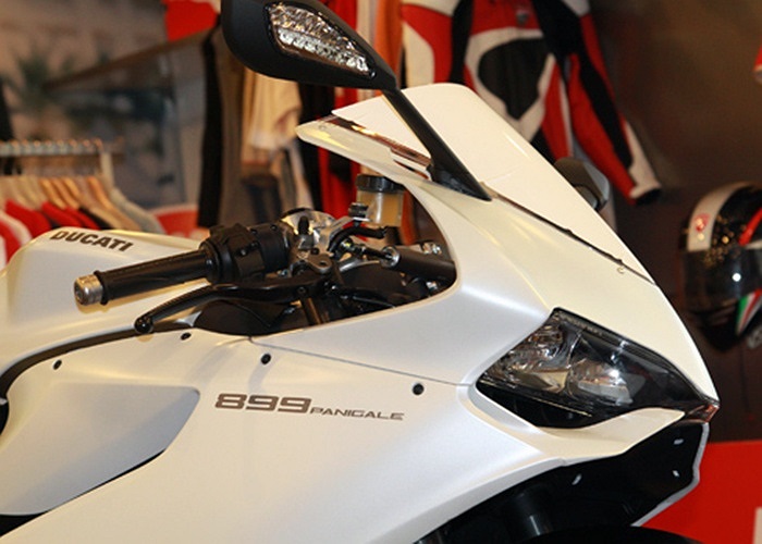 Bình xăng bằng thép, trong khi bình xăng 1199 bằng nhôm. Khung phụ phía sau là lưới mắt cáo bằng thép thay vì nhôm đúc. Đèn LED trên 1199 không sử dụng trên 899 và màn hình LCD đơn giản trên 899. Hệ thống điện tử trên xe giống hệt đàn anh 1199 Panigale, chỉ thay đổi các thiết lập để phù hợp hơn với xe.