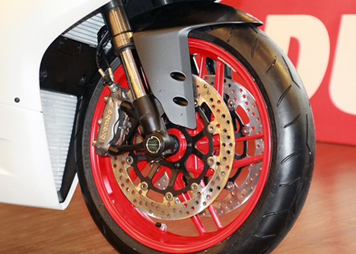 Ducati 899 Panigale sử dụng động cơ Superquadro V-twin 90 độ dung tích 898 phân khối. Công suất 148 mã lực tại vòng tua máy 10.750 vòng/phút, mô-men xoắn cực đại 99 Nm tại 9.000 vòng/phút. So với 848 EVO thì 899 Panigale có chỉ số sức mạnh vượt trội hơn hẳn khi tiền bối chỉ dừng lại ở 140 mã lực và 98 Nm. Các van được điều khiển bằng hệ thống Desmodromic.