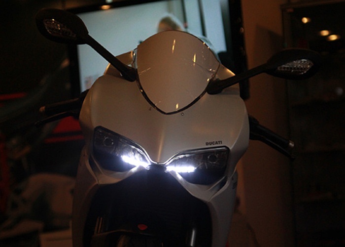 Hệ thống Ride-by-Wire kiểm soát bướm ga, với bộ điều khiển trung tâm ECU thiết lập ba chế độ lựa chọn là Race (đường đua), Sport (thể thao) hoặc Wet (đường trơn ướt). 