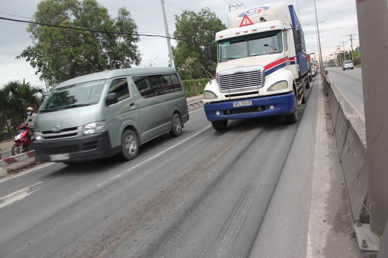 Cận cảnh đường 10.000 tỷ sụt lún nghiêm trọng