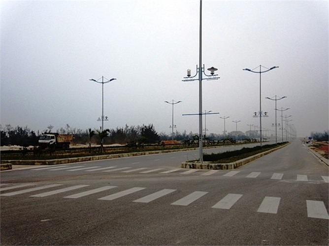 Đây là con đường rộng 60m, chạy ven biển thuộc địa bàn xã Bảo Ninh, nối liền TP.Đồng Hới với các xã Võ Ninh, Hải Ninh của huyện Quảng Ninh.