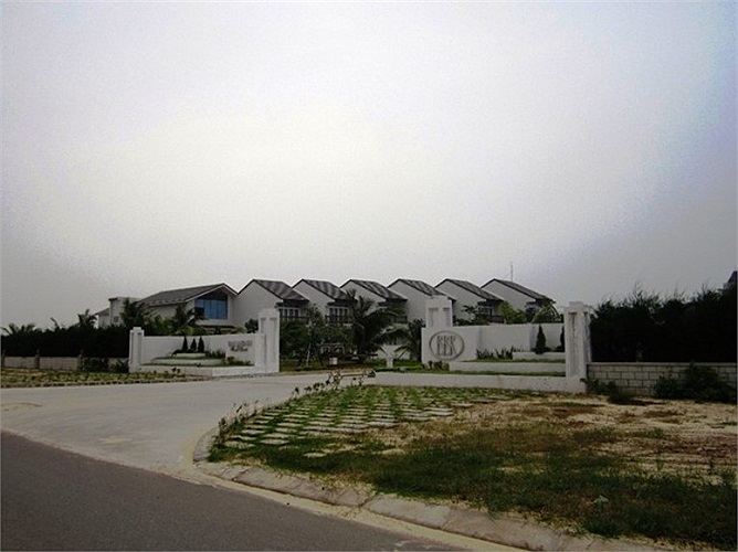 Nhiều khu biệt thự đã hình thành trên tuyến đường này.