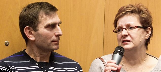 Cha mẹ của Joana trong cuộc họp báo sau ca phẫu thuật, dù cô vẫn còn trong tình trang nguy hiểm nhưng sức khỏe đã ổn định hơn