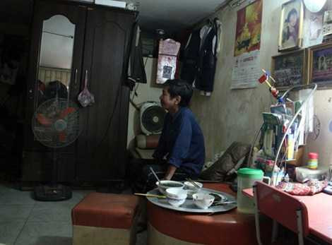 Với diện tích 11m2 và phòng bếp rộng 6m2, cả gia đình ông Thành với 3 thế hệ đều phải sống chung, không những thế những mảng tường ở trong nhà chị đã bị bong tróc hết.