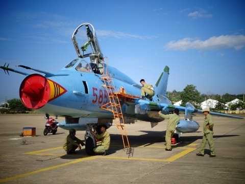  Tiêm kích Su-22M4 được biên chế cho trung đoàn.