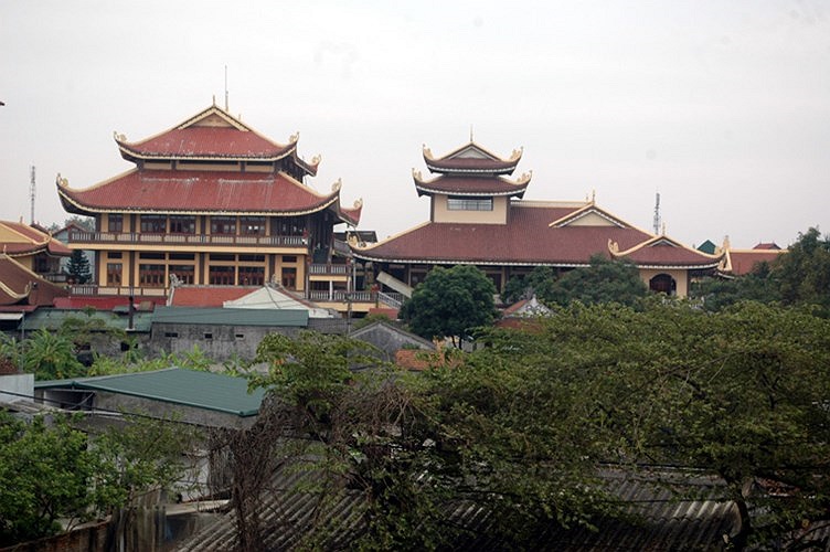 Chùa Xuân Đỗ Thượng hay còn gọi là Thiền viện Sùng Phúc nằm ngay ven đê sông Hồng (ở tổ 10, phường Cự Khối, quận Long Biên, Hà Nội) vốn là ngôi chùa cổ được xây dựng vào khoảng thế kỷ 16, 17. 