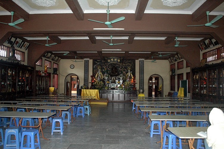 Trai Đường của Thiền viện Sùng Phúc, phía trong Đại hùng Bảo Điện (từ cổng chính đi thẳng vào). 