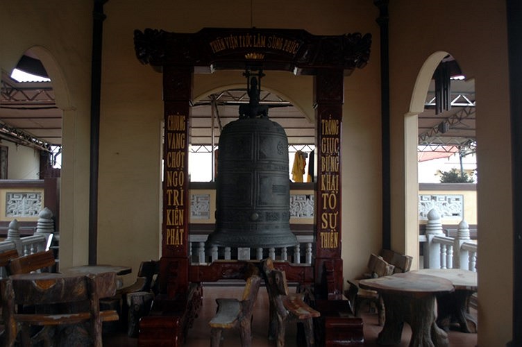 Chuông chùa được treo trang nghiêm cạnh lối vào Đại hùng Bảo Điện (cạnh thư viện và nhà khách của Thiền viện Sùng Phúc). 