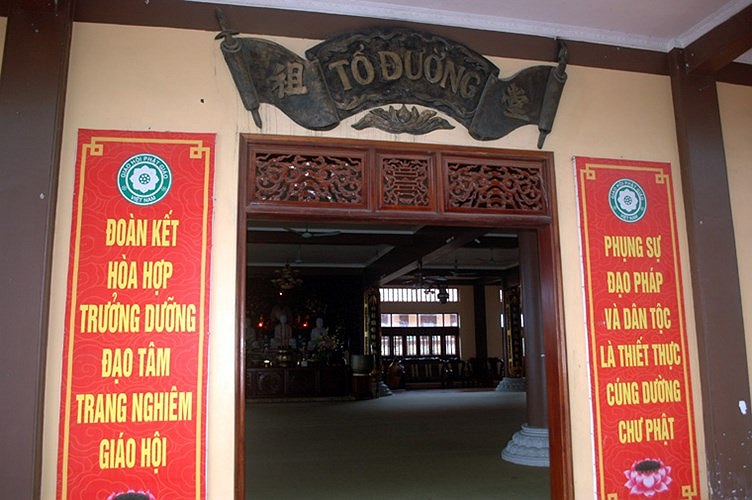 Trung tâm cầu nguyện của Thiền viện Sùng Phúc, ở tầng 2 nằm giữa 3 tòa bảo điện (đi cổng chính vào bên tay phải) 