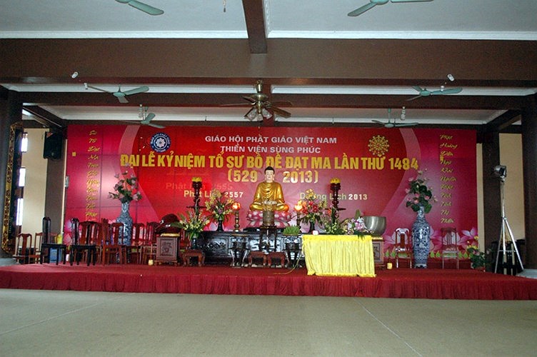 Khu vực này sẽ là trung tâm của buổi lễ (bên phải Tổ Đường) 