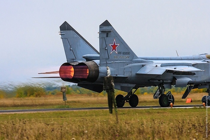 R-37 có tầm bắn từ 150 - 398km, tốc độ hành trình Mach 6, hệ dẫn đường kết hợp quán tính và radar chủ động, lắp đầu đạn nổ phân mảnh 60kg