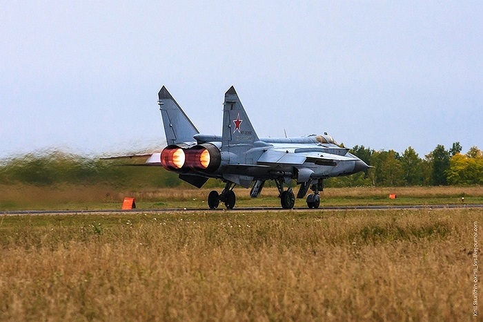 MiG-31BM mang tên lửa đối không tầm ngắn - tầm trung tiên tiến hơn như R-73 và R-77