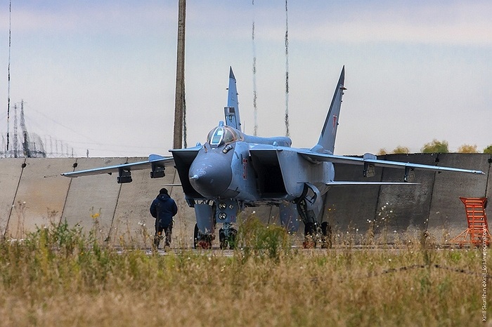 Trong nhiệm vụ không đối đất, MiG-31BM tấn công tiêu diệt mục tiêu bằng tên lửa đối đất Kh-29 hoặc tên lửa hành trình đối đất tầm xa Kh-59
