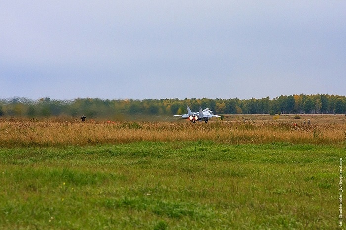 MiG-31BM được trang bị radar mảng pha Zaslon M mạnh hơn radar đời đầu lắp trên MiG-31