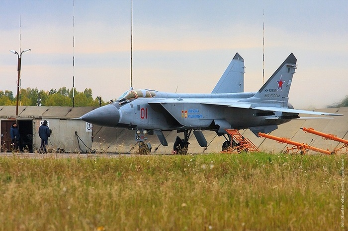 Zaslon M có tầm hoạt động 300 - 400km, theo dõi 24 mục tiêu và tiêu diệt 6 trong số đó cùng lúc