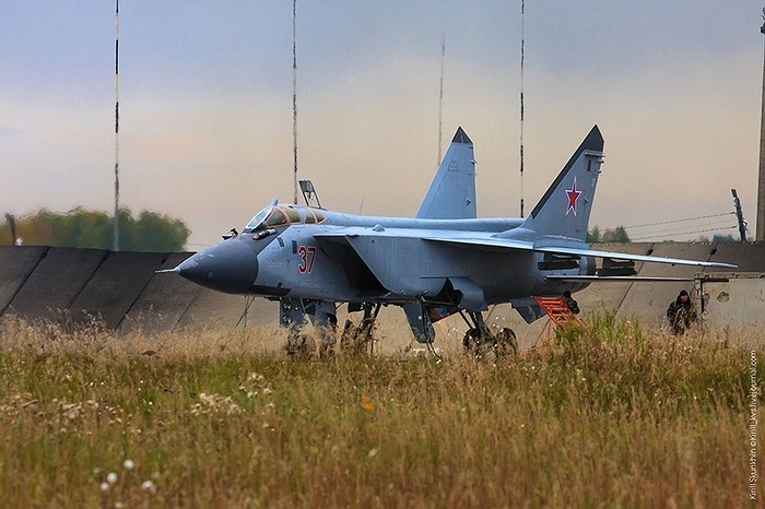 Buồng lái được lắp màn hình HUD và màn hình màu tinh thể lỏng hiển thị thông số kỹ thuật bay cũng như tình trạng vũ khí