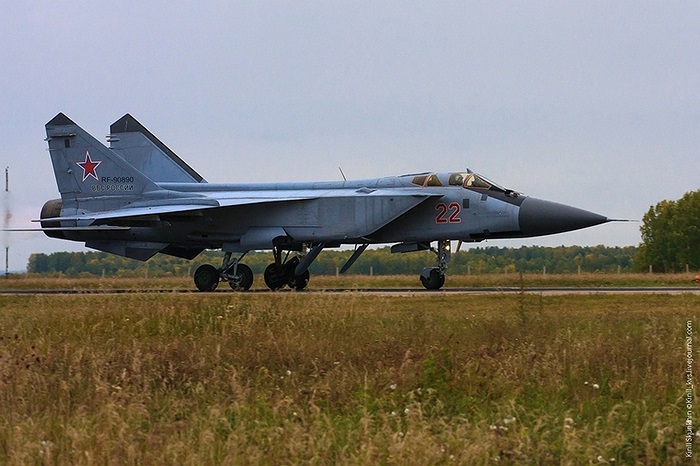 Vũ khí đối không chủ lực của MiG-31BM là tên lửa tầm xa R-37 mạnh hơn so với R-33