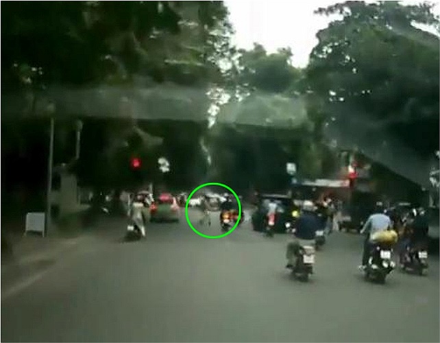 Từ trên vỉa hè, viên cảnh sát bất ngờ lao ra giữa đường.