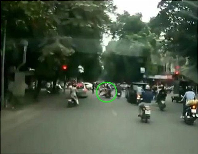 Viên cảnh sát lao thẳng vào một người đi đường.