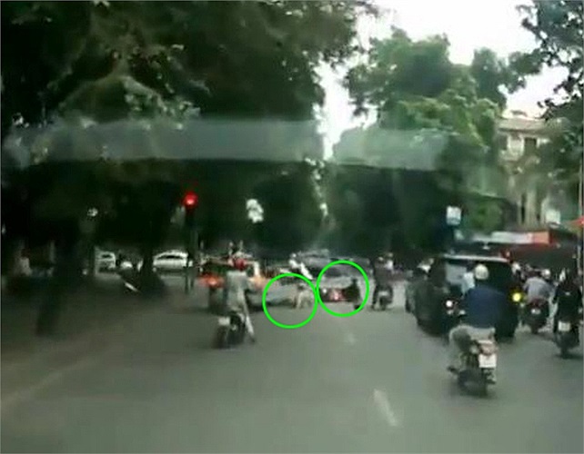 Cả hai cùng ngã sõng soài ra đường.