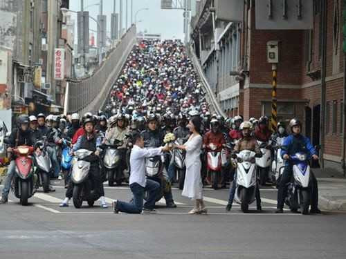 Chàng trai cầu hôn trong 100 giây chờ đèn đỏ