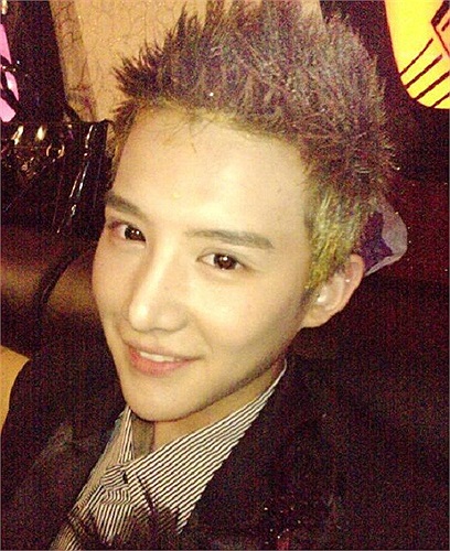 Tiểu Xán đời thường cũng rất đẹp trai, nhí nhảnh. 