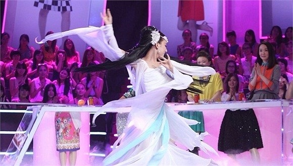 Tính đến thời điểm hiện tại, Tiểu Xán đã giành được khá nhiều giải thưởng trên sóng truyền hình Trung Quốc như Quán quân cuộc thi Mỹ nhân vui vẻ, Á quân cuộc thi Bạn là người có tài,…