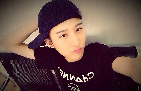 Thông tin về cô gái cũng nhanh chóng được 'khai quật'. Và thật bất ngờ khi toàn bộ hình ảnh của cô gái này đều là sự hóa thân, cải trang của một anh chàng đẹp trai, người Trung Quốc. 